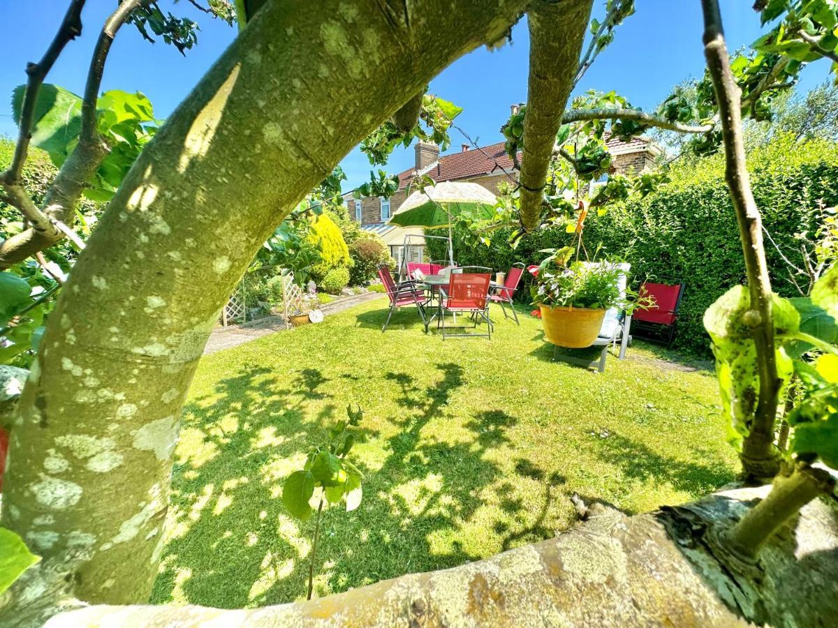 Garden Cottage - 3 Bedroom Close To Town And Beach Bournemouth Kültér fotó